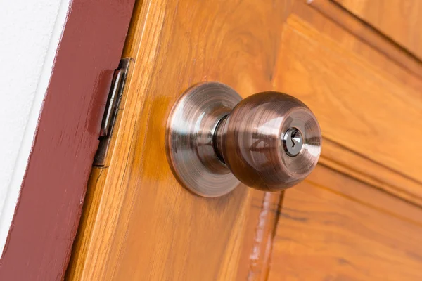 Door knob and keyhole on wooden door — Stock Photo, Image