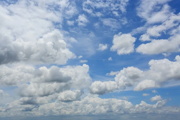 Branco fofo nublado acima verão céu fundo — Fotografia de Stock