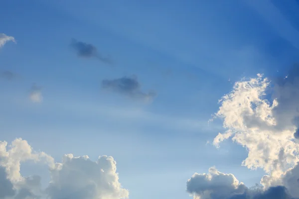 Raios de luz no céu azul claro Imagem De Stock