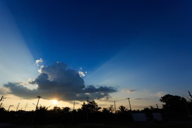 günbatımı gökyüzü bulut ile güneş ışığı huzmesi