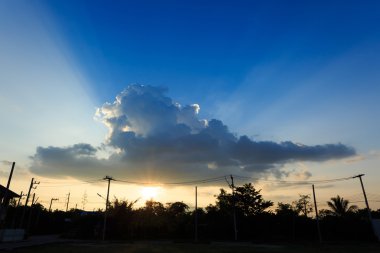 günbatımı gökyüzü bulut ile güneş ışığı huzmesi