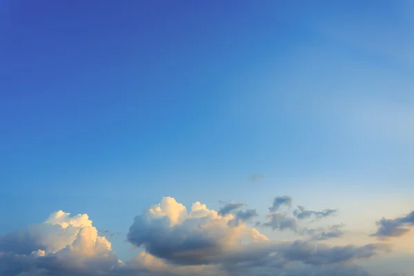 Vackert ljus på klarblå himmel — Stockfoto