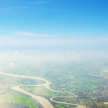 şehrin yukarısındaki havadan görünümü, açık mavi gökyüzü