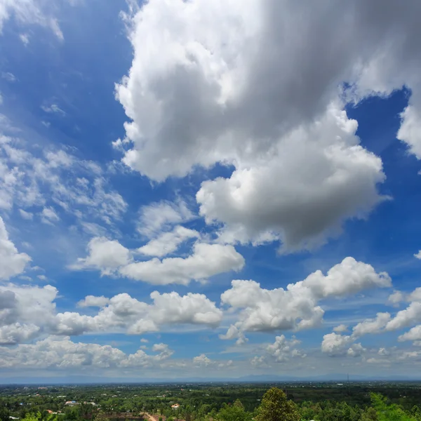 Nublado en el cielo dramático — Foto de Stock