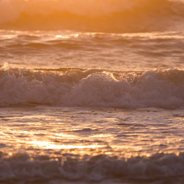 Yaz deniz, güneş ışığı ile dalga sıçramasına deniz manzara
