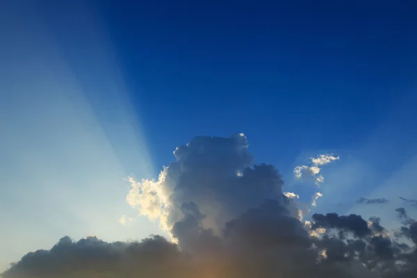 美丽的光的阳光撒在戏剧性的夕阳的天空 — 图库照片