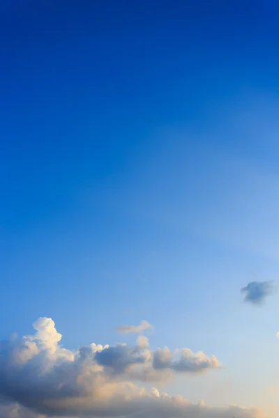 Тучи на ясном голубом небе — стоковое фото
