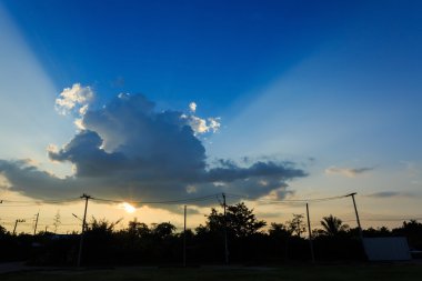 güneş ışığı açık mavi gökyüzü bulut üzerinden