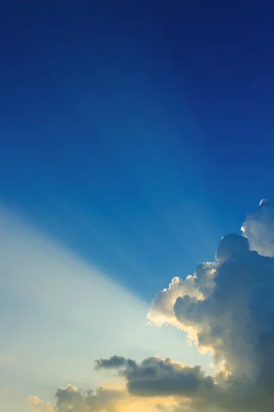 Vackert ljus på klarblå himmel — Stockfoto