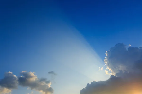 Hermosa luz de rayos de sol en el cielo dramático atardecer — Foto de Stock