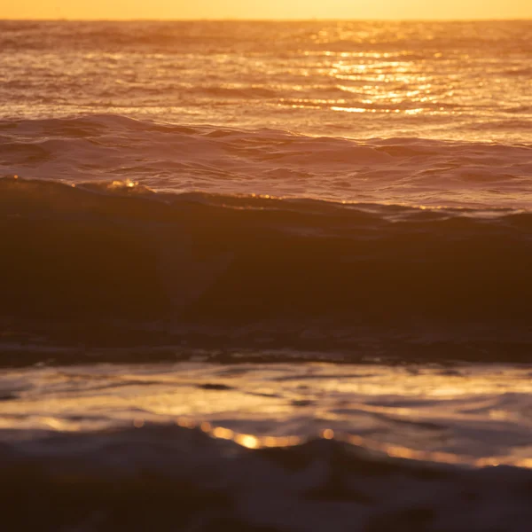 Paisaje del mar de verano, olas salpicaduras de mar con la luz del sol —  Fotos de Stock