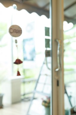 Kafe arka plan, ayna kapı işareti geniş asılı ile bulanıklık