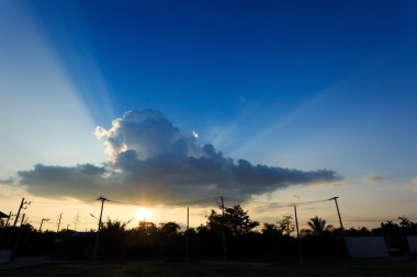güzel günbatımı gökyüzü bulutlu aracılığıyla güneş ışığı ile