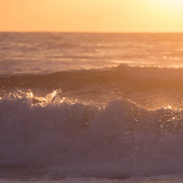 Landschap van de zomer zee, zee spatten van golf met zonlicht — Stockfoto