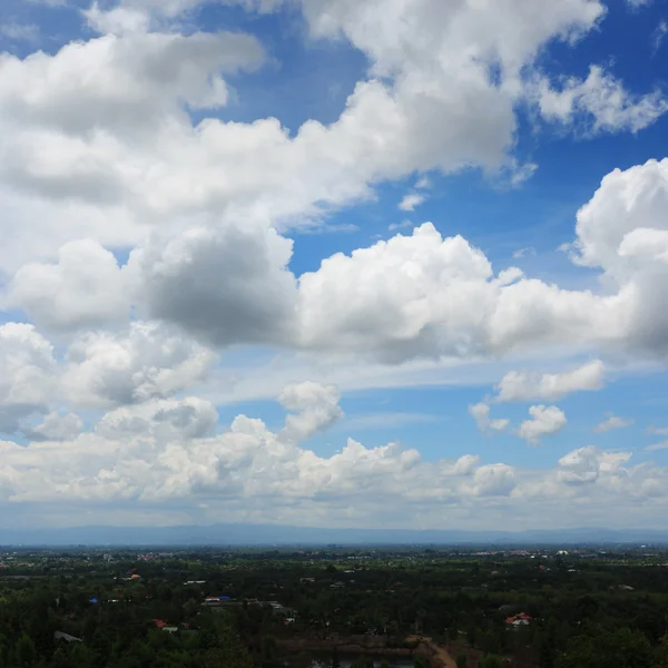 Moln på blå himmel — Stockfoto