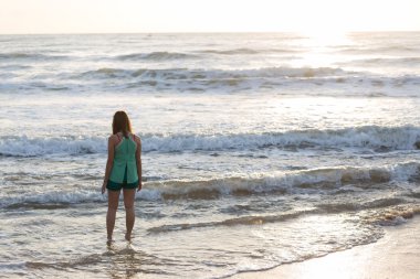 kum plaj, sabah gün ışığında yürüyen kadın