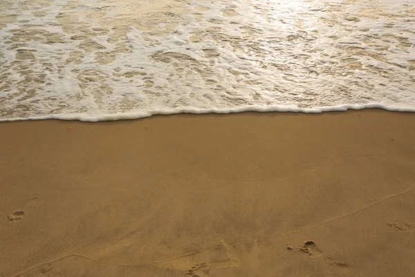 Hermosa playa de arena de verano y el mar surf — Foto de Stock
