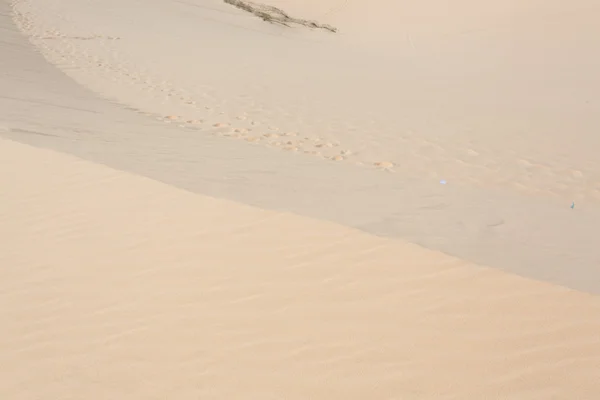 Deserto de dunas de areia branca em Mui Ne, Vietnã — Fotografia de Stock