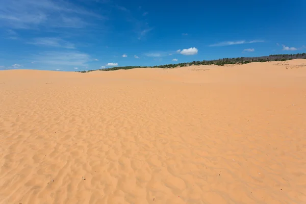 Deserto de dunas de areia vermelha em Mui Ne, Vietnã — Fotografia de Stock