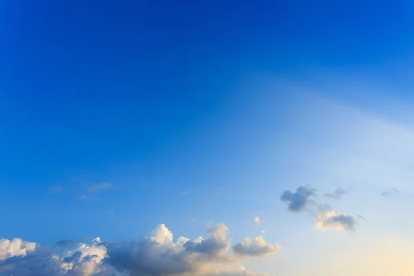 Ljus strålar på klarblå himmel bakgrund — Stockfoto
