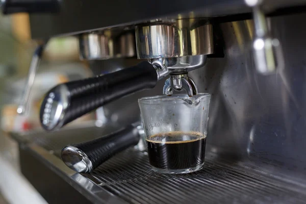 Processo di fabbricazione del caffè dalla macchina del caffè in caffetteria — Foto Stock