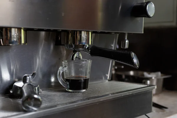 Processo di fabbricazione del caffè dalla macchina del caffè in caffetteria — Foto Stock