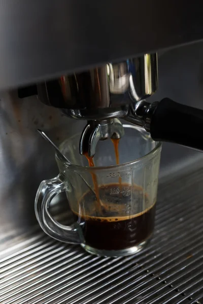 Processo di fabbricazione del caffè dalla macchina del caffè in caffetteria — Foto Stock