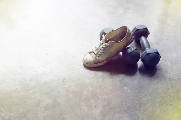 Chaussure de sport et haltère en métal, équipement de sport fitness — Photo