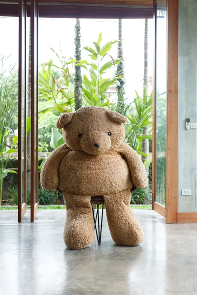 Design de interiores, boneca urso sentado na cadeira mobiliário moderno — Fotografia de Stock