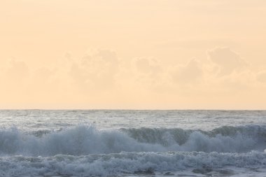 güzel deniz bulut ile açık gökyüzü ile