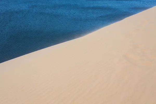 Weiße Sanddünenwüste in mui ne, Vietnam — Stockfoto