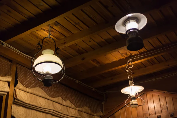 Fénycsöves vészvilágító lámpatest villamosenergia lógó díszíteni hazai lakberendezés — Stock Fotó