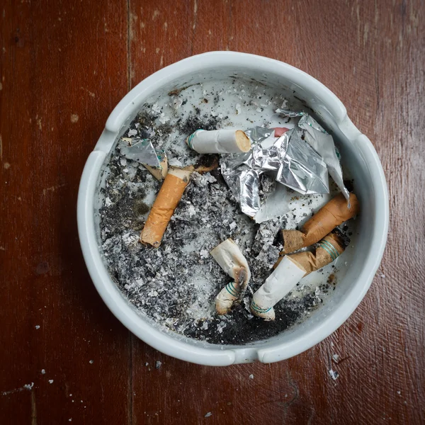 Estuche de cigarrillo en cenicero, imagen no fumar fondo concepto — Foto de Stock