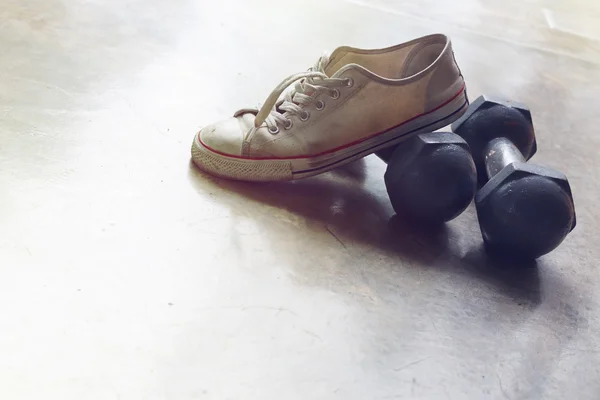 Chaussure de sport et haltère en métal, équipement de sport fitness — Photo