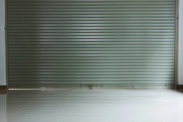 Porta de metal de aço, porta do obturador do rolo e assoalho da telha no warehous — Fotografia de Stock