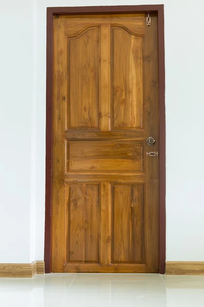 Pusty pokój wnętrze z drewnianych drzwi i ściany moździerz biały — Zdjęcie stockowe
