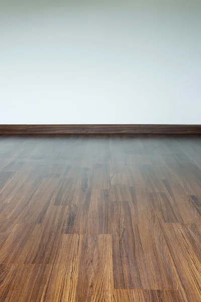 Interno stanza vuota, pavimento in laminato di legno marrone e malta bianca — Foto Stock