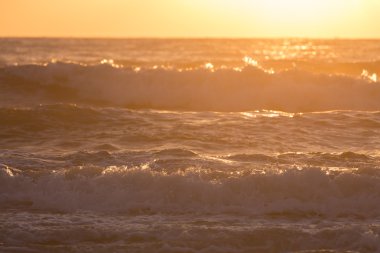 Yaz deniz sabah gün güneş ışığı ile sıçramasına dalga sörf