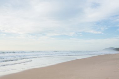 kum plaj ve berrak gökyüzü güzel manzara yaz denize sıfır