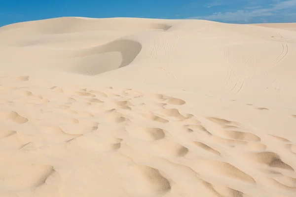 Сліди на білому піску, дюни пустелі в Mui Ne, В'єтнам — стокове фото