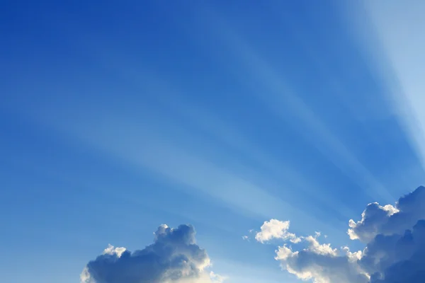 Raios de luz sobre fundo céu azul claro — Fotografia de Stock