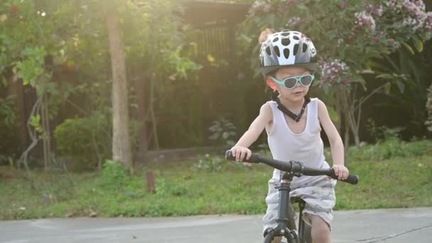 Slow Motion Scena Szczęśliwy Chłopiec Gra Rower Biegowy Parku Zabawy — Wideo stockowe