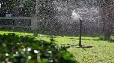 Yavaş çekim döner su bahçede sıçrar.