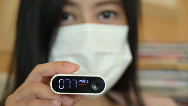 Mujer Asiática Que Usa Mascarilla Facial Uso Medición Automática Contaminación — Vídeos de Stock