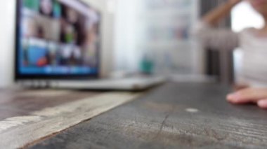 Insan egitimi evden video konferans teknolojisi ile çevrimiçi ogreniyor, yeni normal Coronavirus salgını konsepti