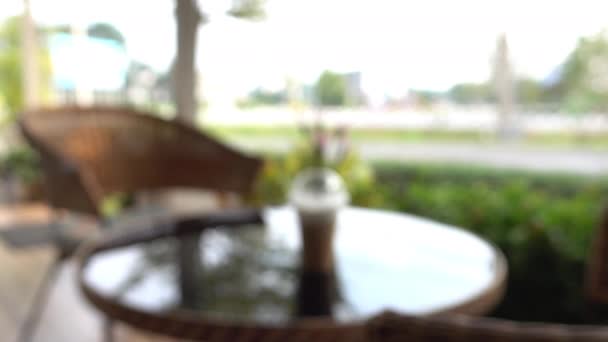 Розмита Сцена Відкритого Кафе Чашкою Кави Столі Зовні Саду Вранці — стокове відео