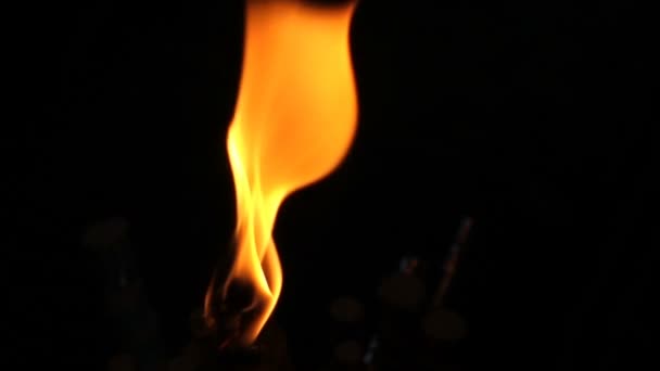 Ağır Çekim Mum Işığı Seremoniyle Aydınlık Karanlıkta Maneviyat — Stok video