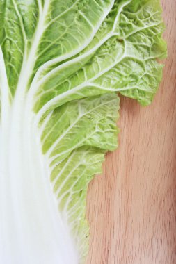 Çin Lahanası Ahşap doğrama tahtası üzerinde hazırlamak yemek