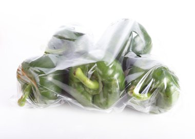 plastik bir torbaya sarılmış tatlı bell pepper
