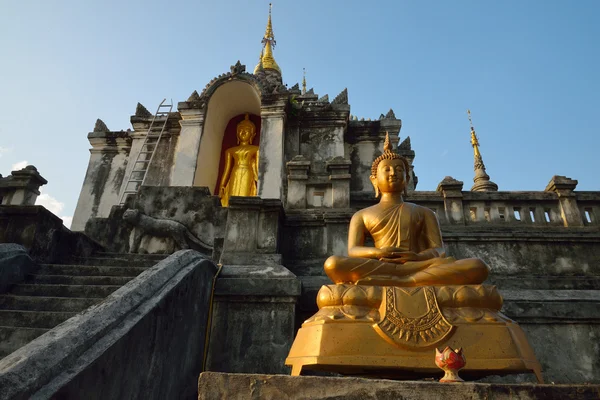 Thailändska tempel av buddhismen, wat phra yuen är thailändska tempel i lamphun — Stockfoto